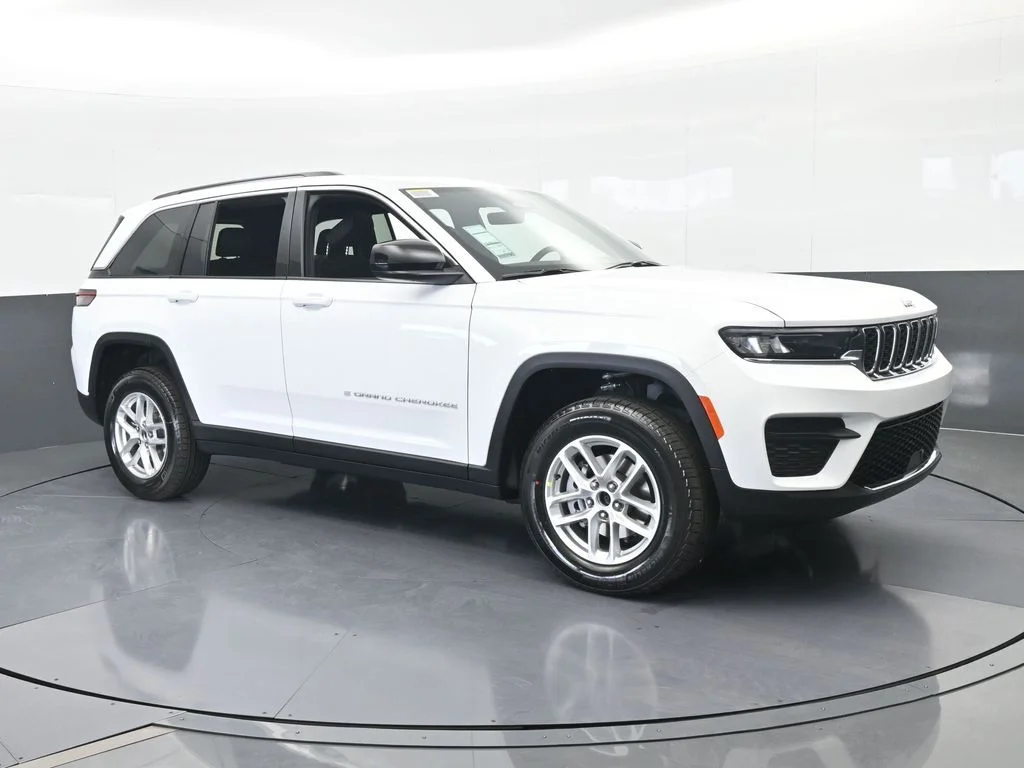 New 2026 Bright White Clear-Coat Exterior Paint Jeep Laredo X image 8