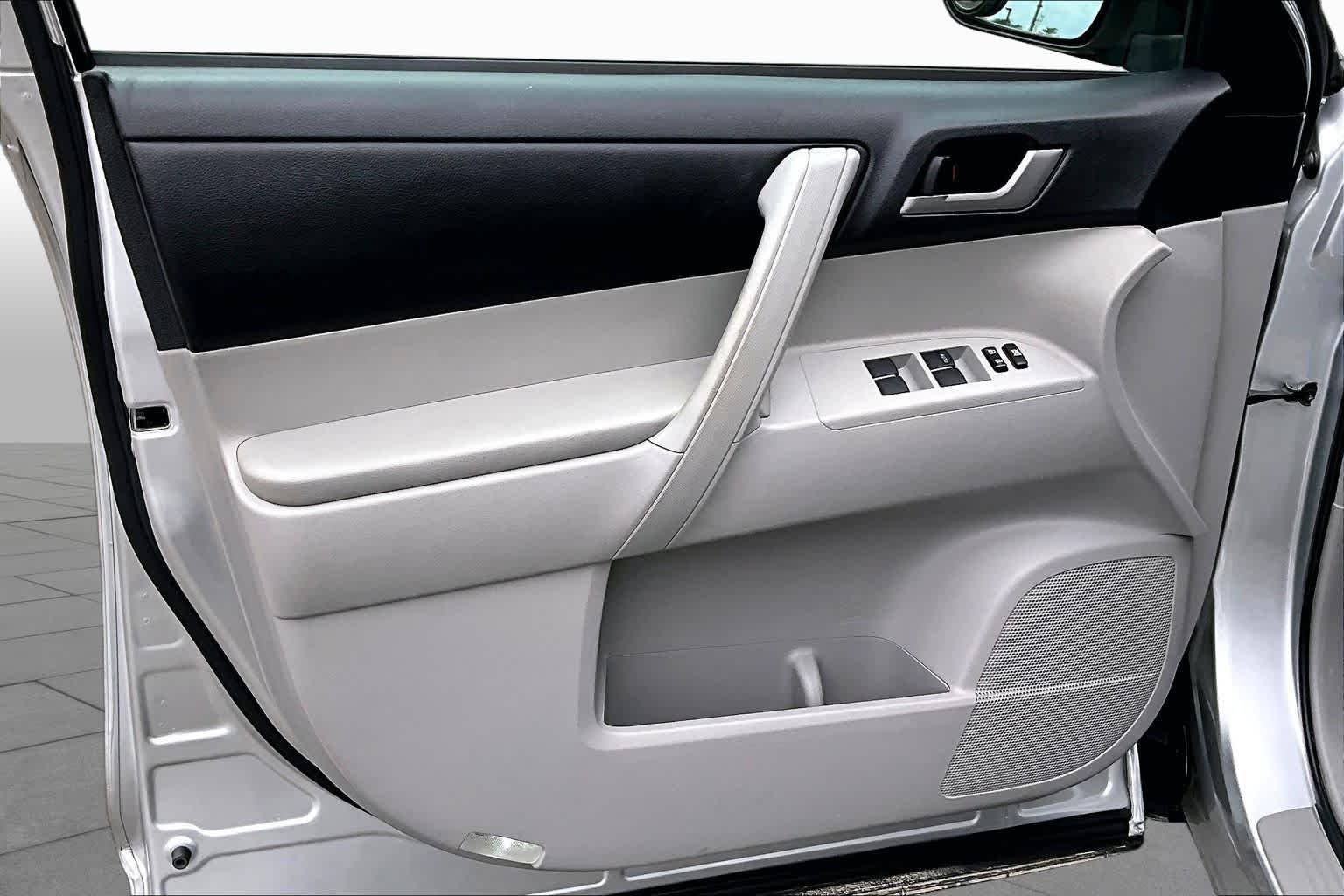 Used 2012 Classic Silver Metallic Toyota  image 20