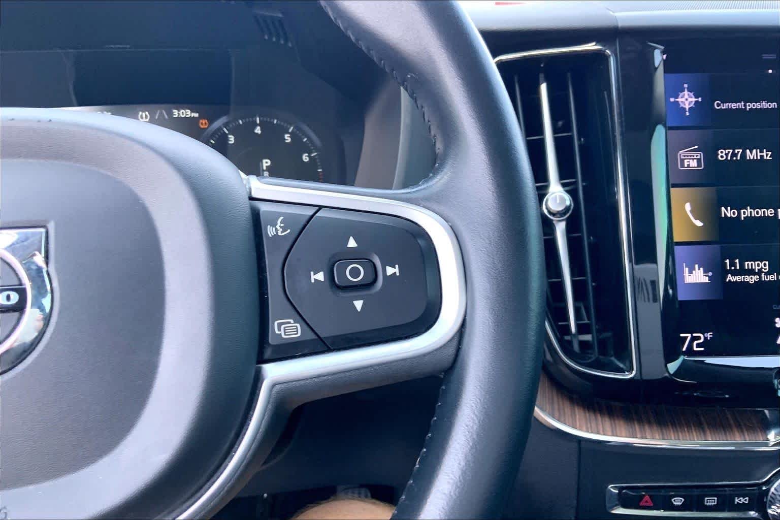 Used 2021 Onyx Black Metallic Volvo Momentum image 25