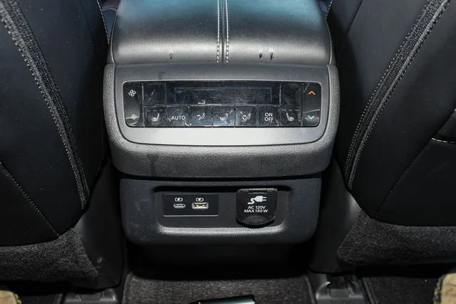 Used 2025 White Nissan Platinum image 31