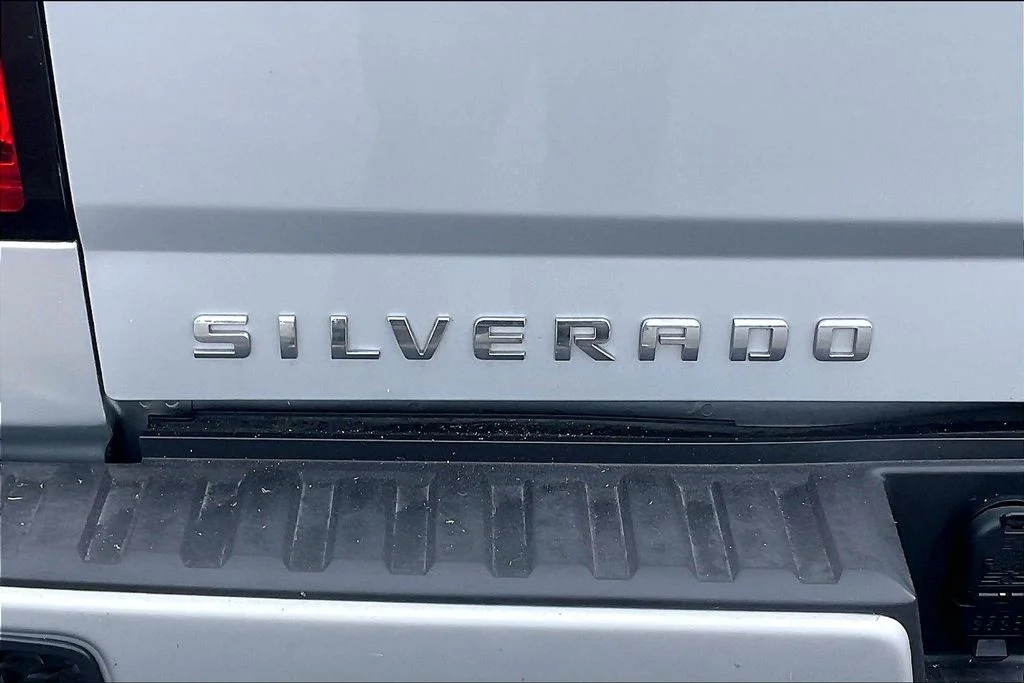 Used 2018 Silver Ice Metallic Chevrolet Custom image 30