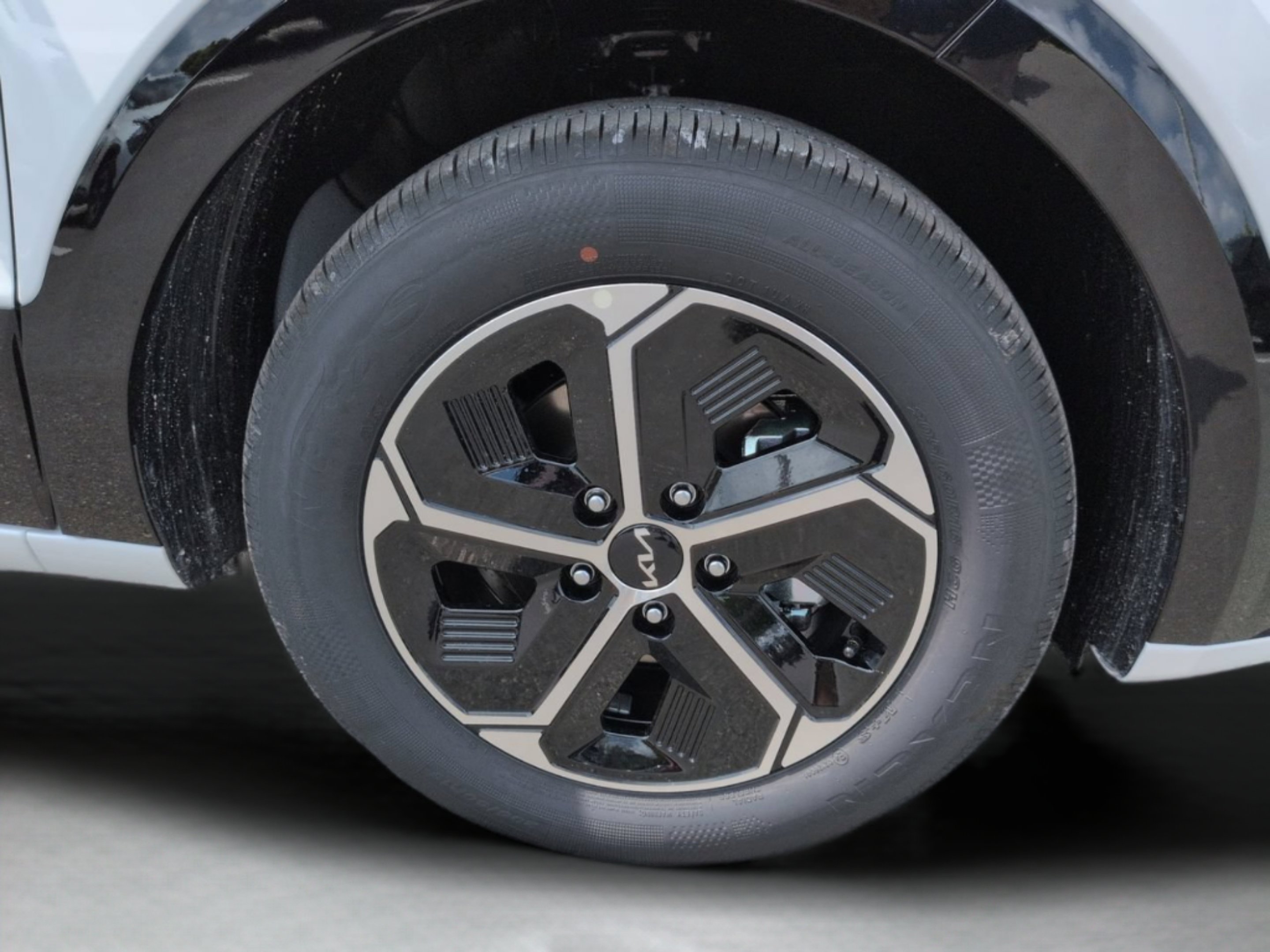 New 2026 Snow White Pearl Kia SX image 31