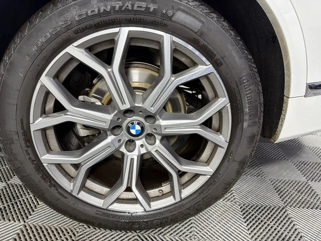 Certified Used 2026 Alpine White BMW xDrive40i image 9