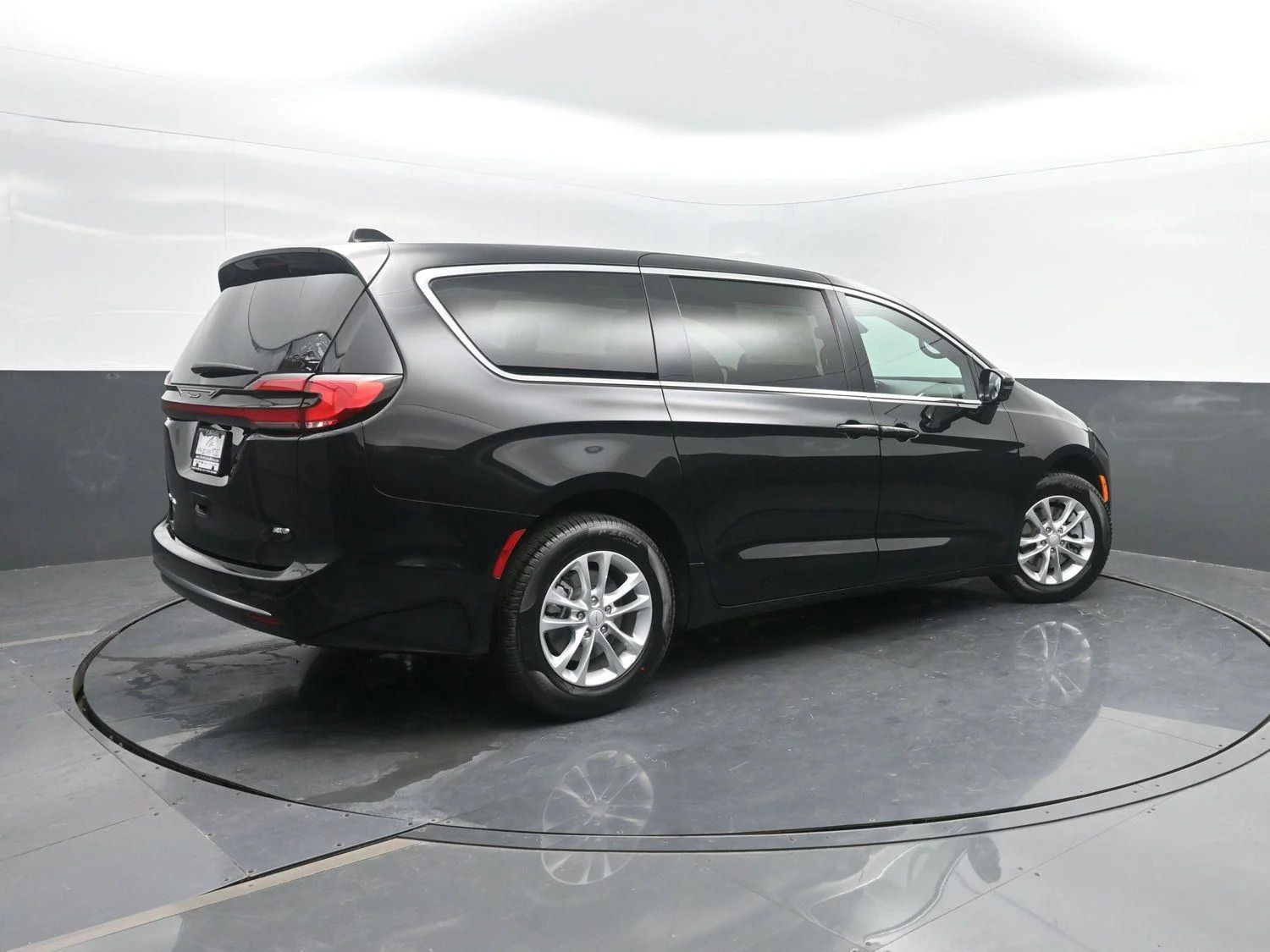 New 2027 Diamond Black Crystal Pearl-Coat Exterior Paint Chrysler Select image 2