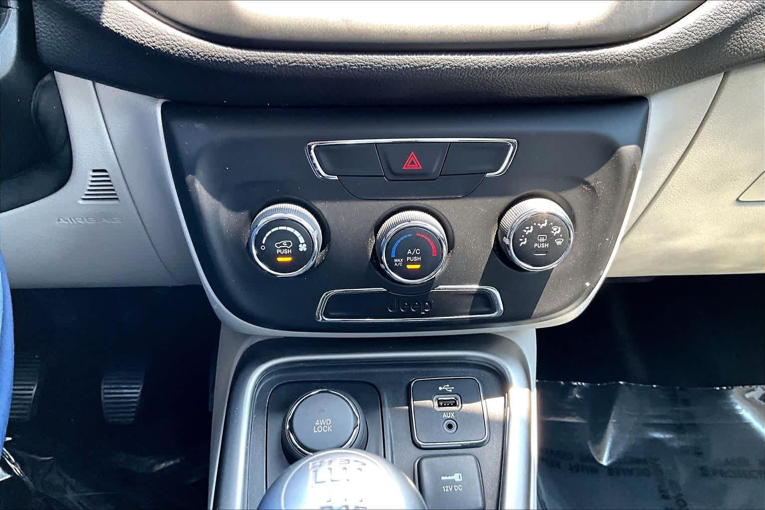 Used 2018 Laser Blue Pearlcoat Jeep Latitude image 33