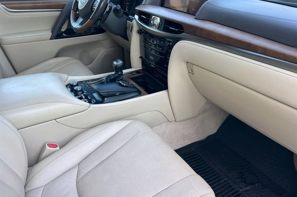 Used 2017  Lexus 570 image 20