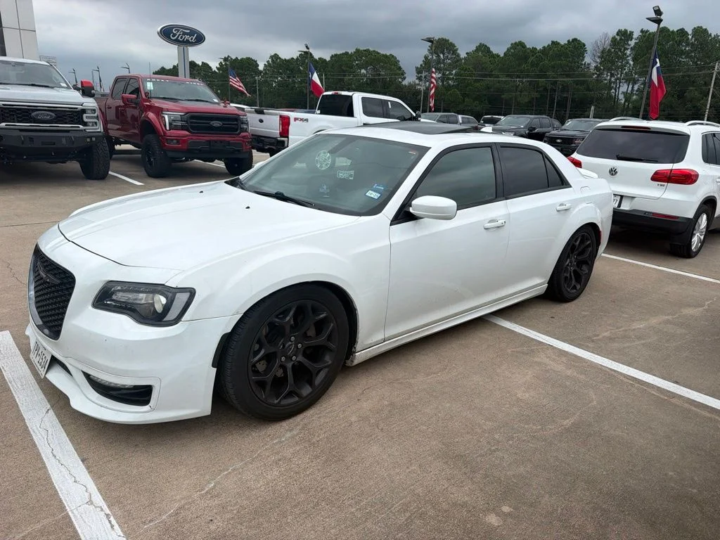 Used 2019 White Chrysler S image 1