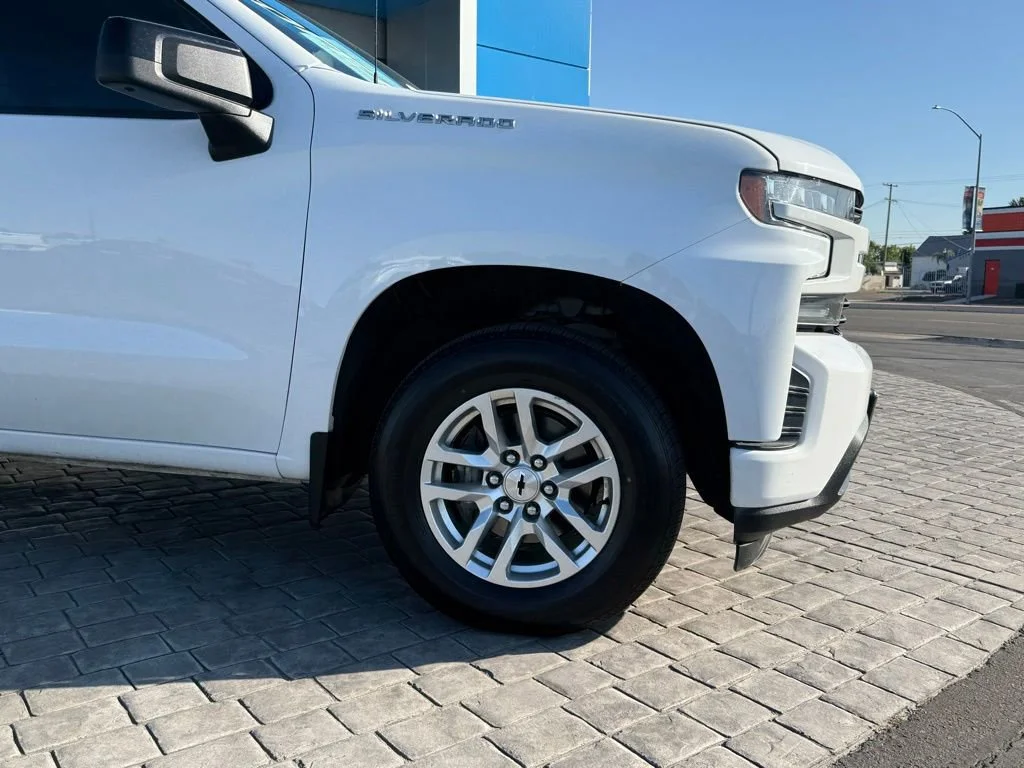 Used 2019 SUMMIT WHITE Chevrolet RST image 4