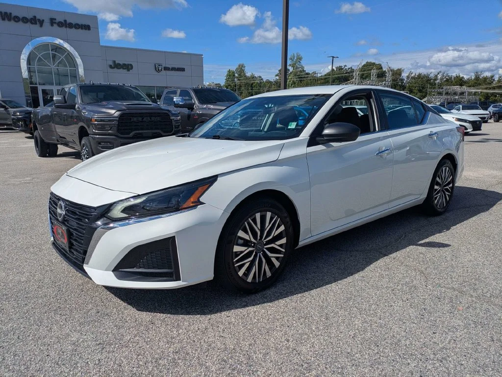 Used 2025 White Nissan 2.5 SV image 8