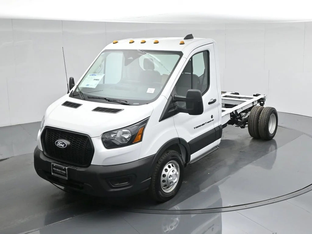 New 2026 Oxford White Ford Base image 28