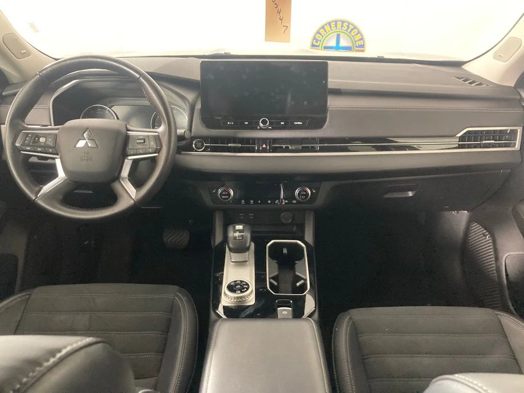 Used 2025  Mitsubishi SE image 7