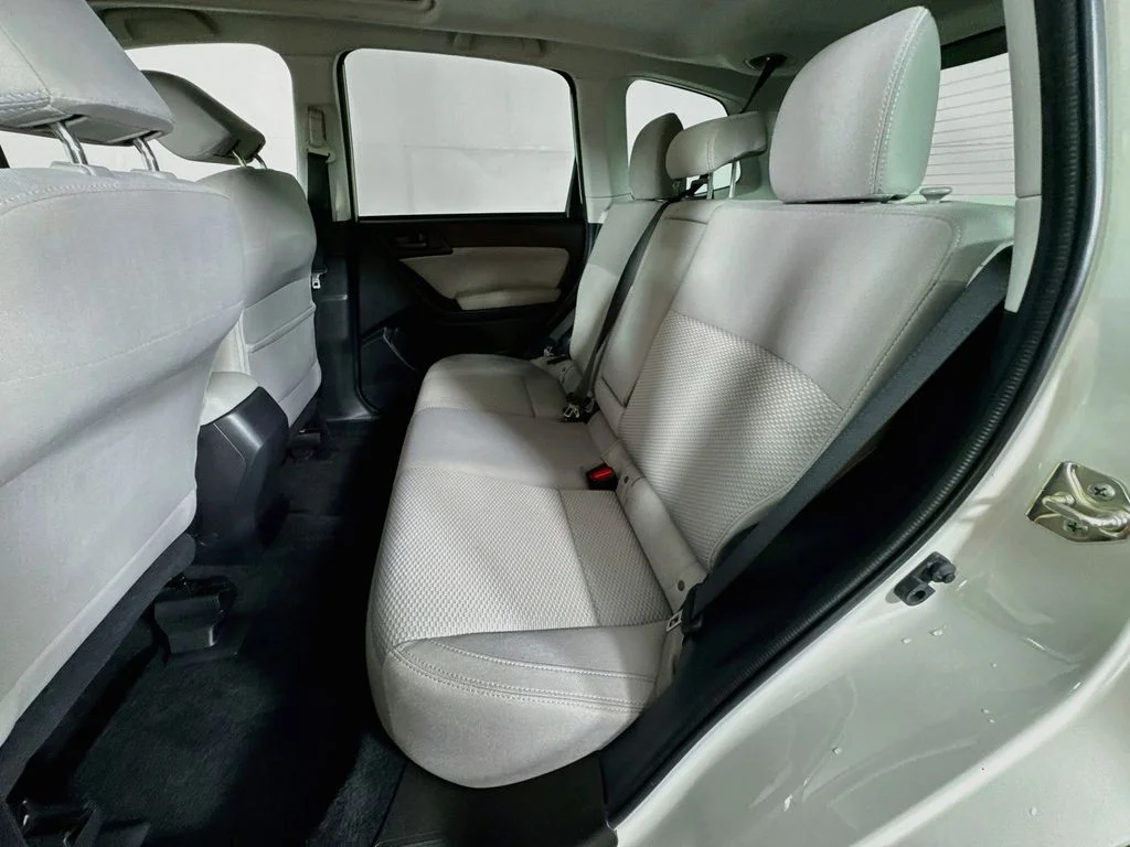 Used 2018 White Subaru 2.5i Premium image 30