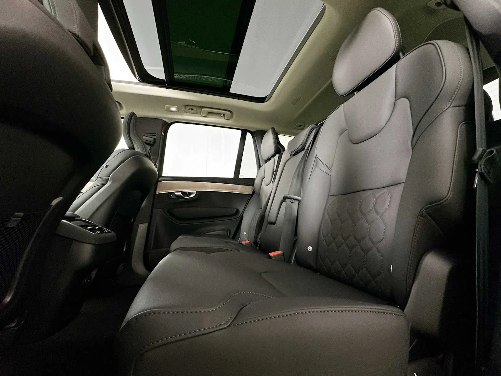 Used 2025 Crystal White Volvo Plus image 23