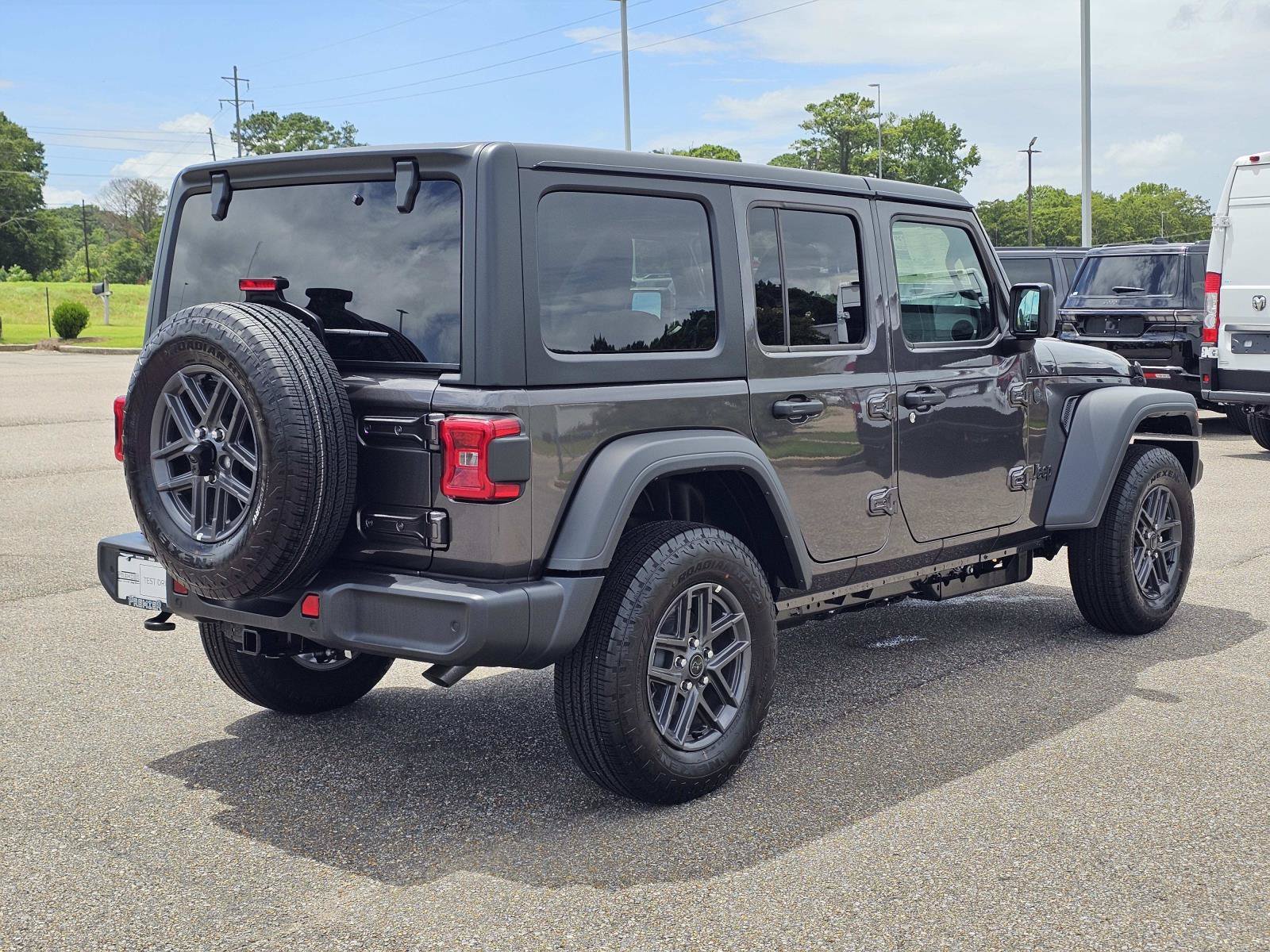New 2026 Granite Crystal Metallic Clearcoat Jeep Sport S image 8