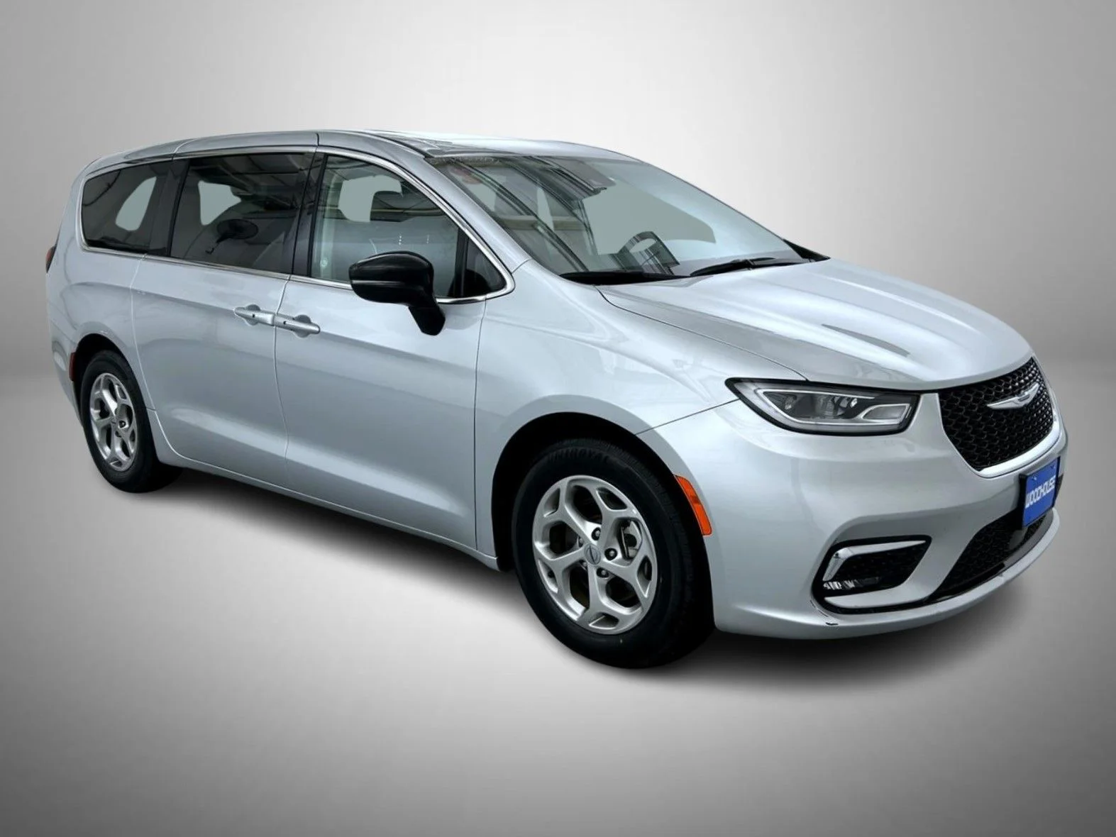 Used 2024 Silver Chrysler Limited image 3