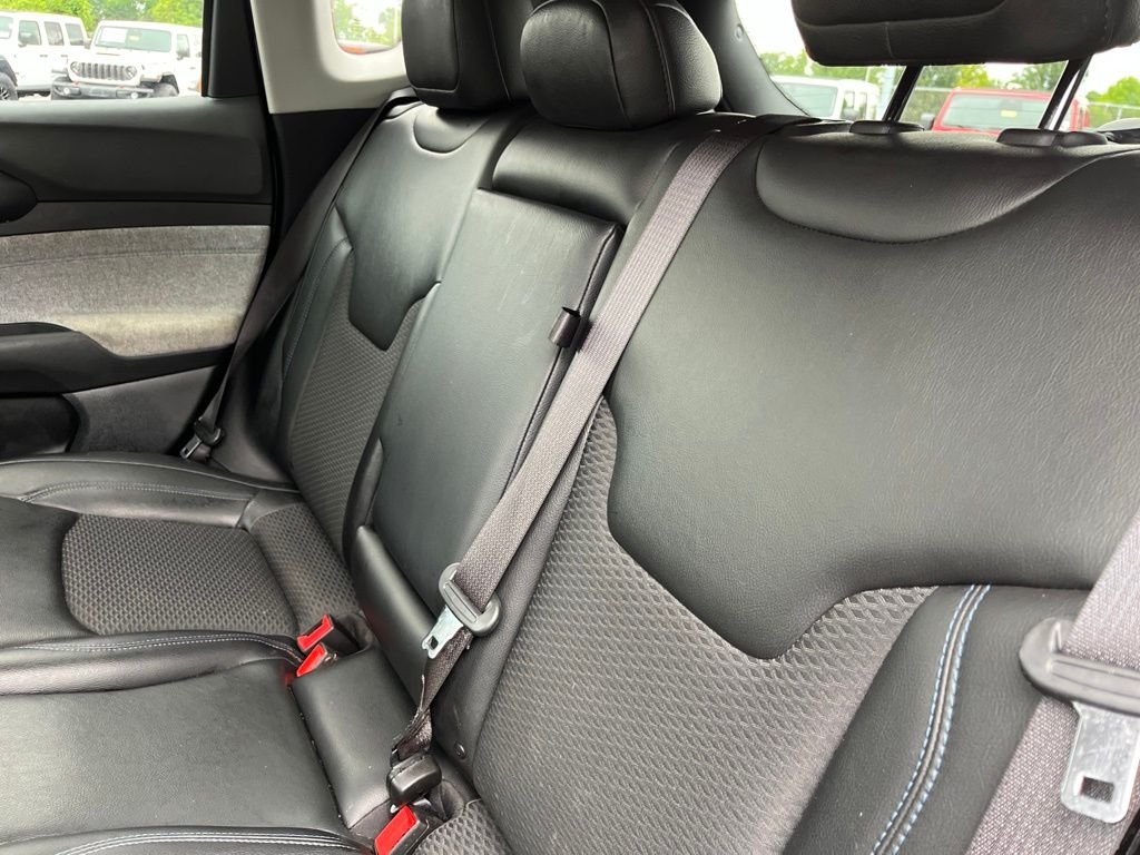 Used 2022 Crystal Metallic Jeep Latitude image 30