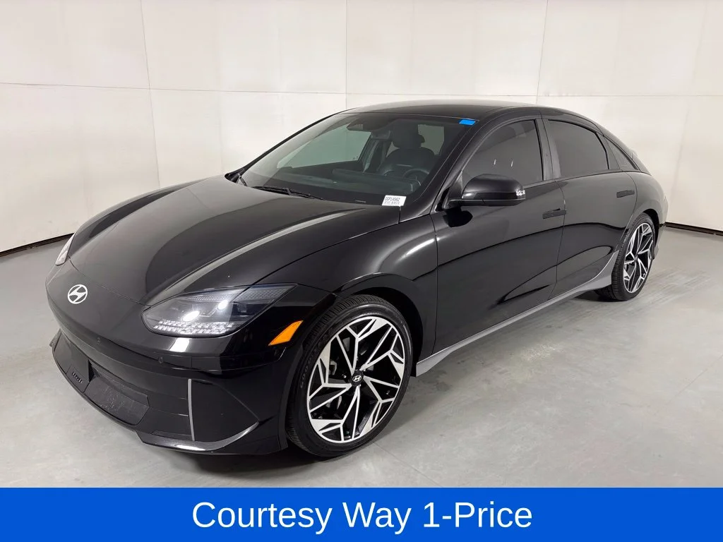 Used 2023 Black Hyundai SEL image 5