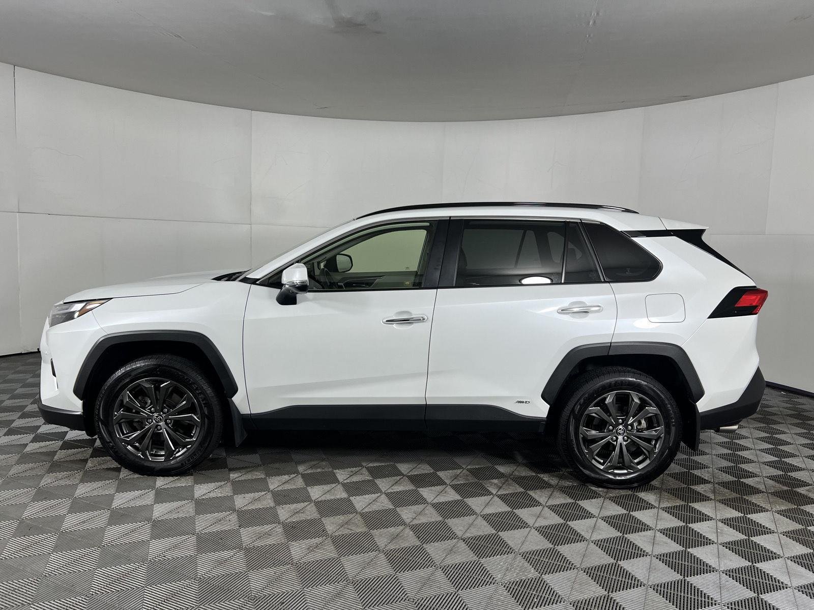 Used 2024 Wind Chill Pearl Toyota Limited image 5
