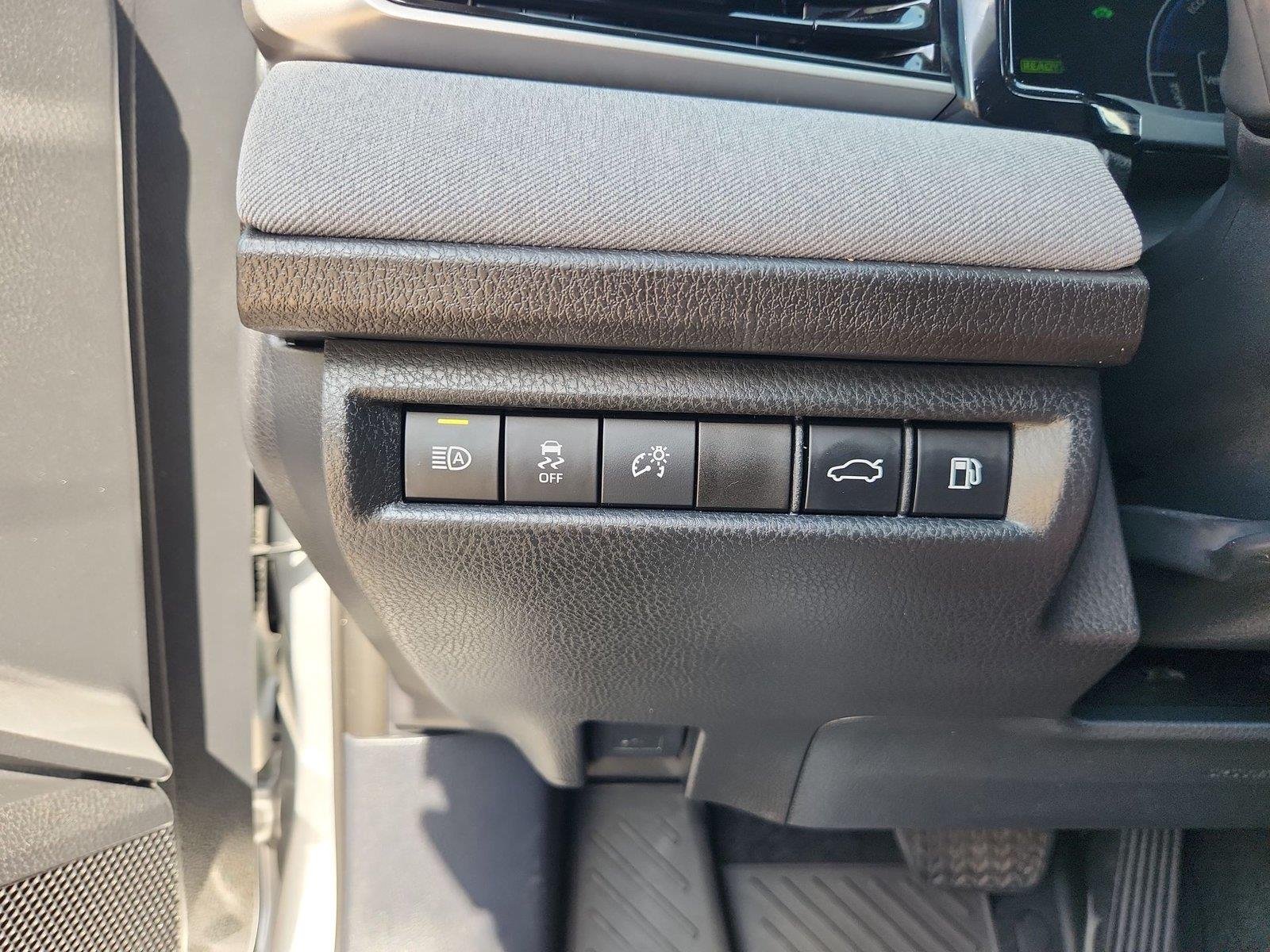 2025 Toyota Camry photo 18 of 34