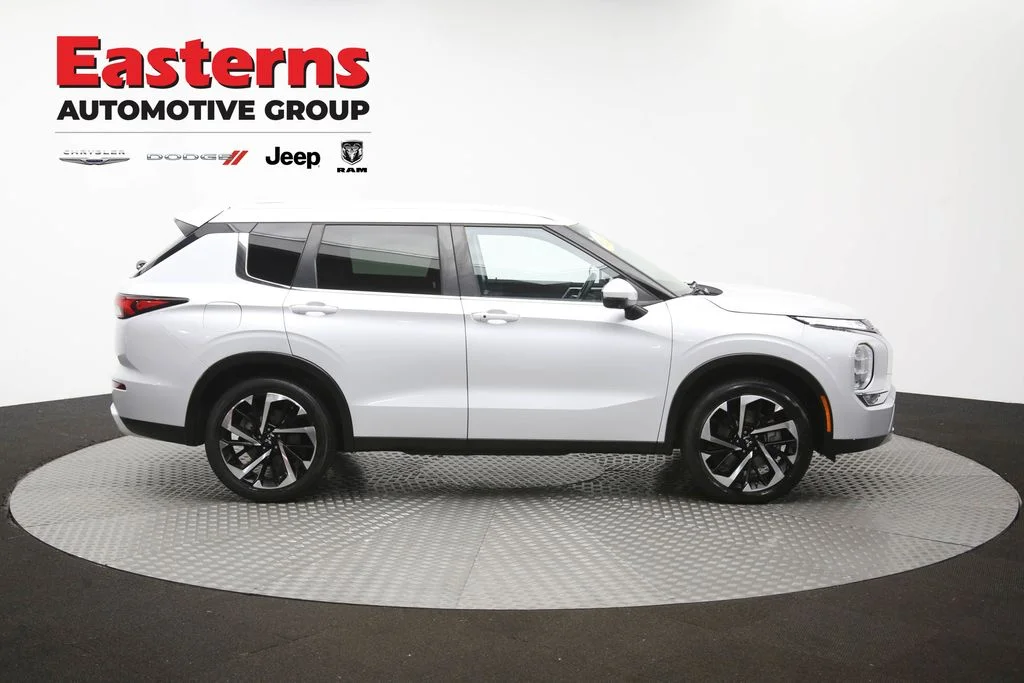 Used 2022 White Mitsubishi SE image 44