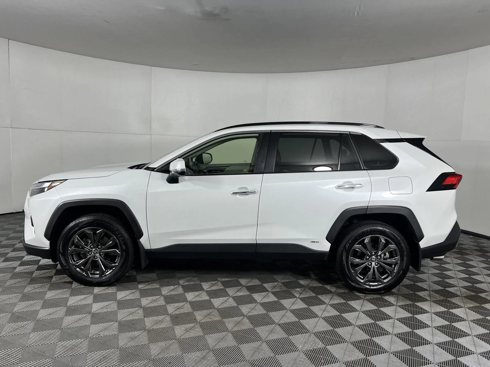 Used 2024 Wind Chill Pearl Toyota Limited image 5