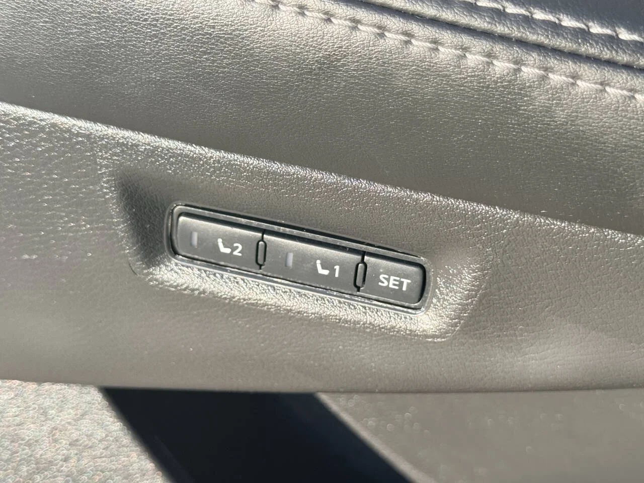 Used 2017 Gray Nissan Platinum 4dr SUV image 27