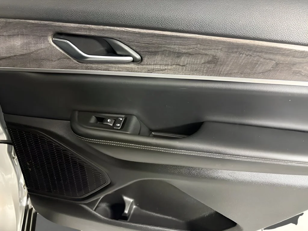 Used 2024 Silver Jeep Limited image 13