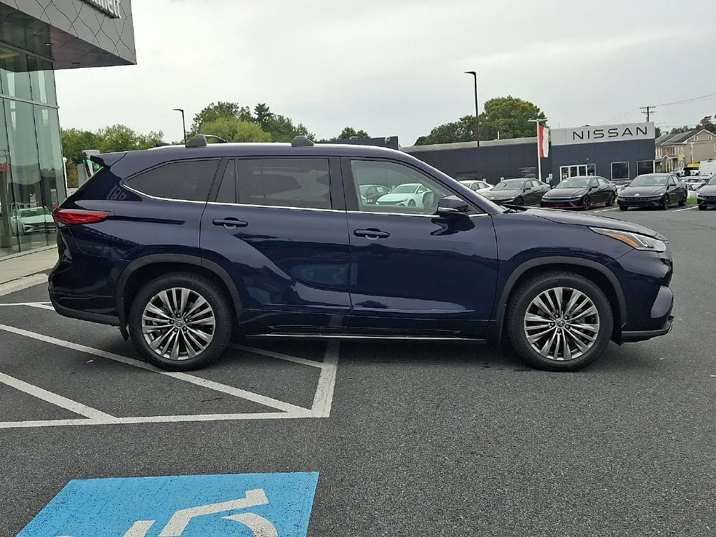 Used 2022  Toyota Platinum image 7