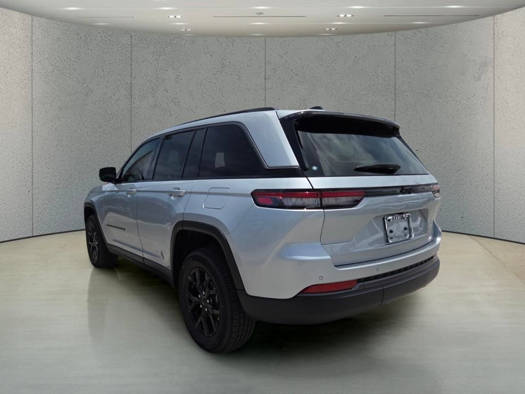 New 2026 Silver Zynith Exterior Paint Jeep Laredo Altitude image 7