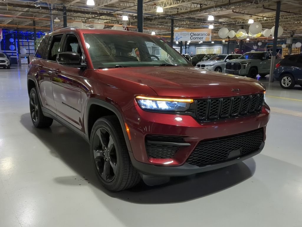 Used 2022 Red Jeep Altitude image 5