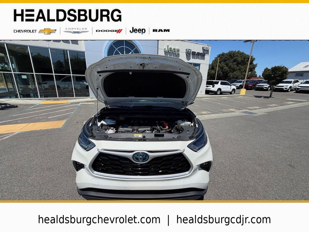Used 2021 White Toyota XLE image 28