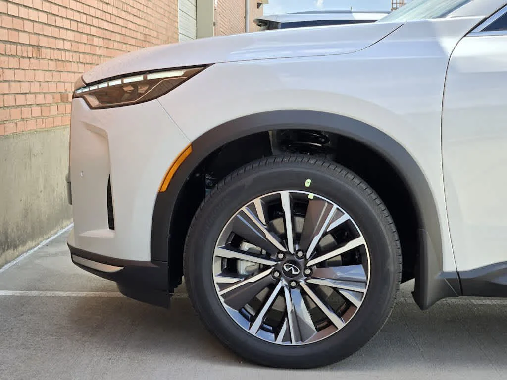 New 2027 RADIANT WHITE INFINITI Luxe FWD image 6