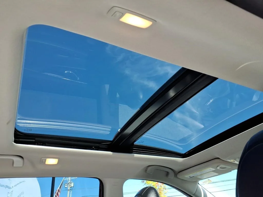Used 2018 Red Nissan SL image 7