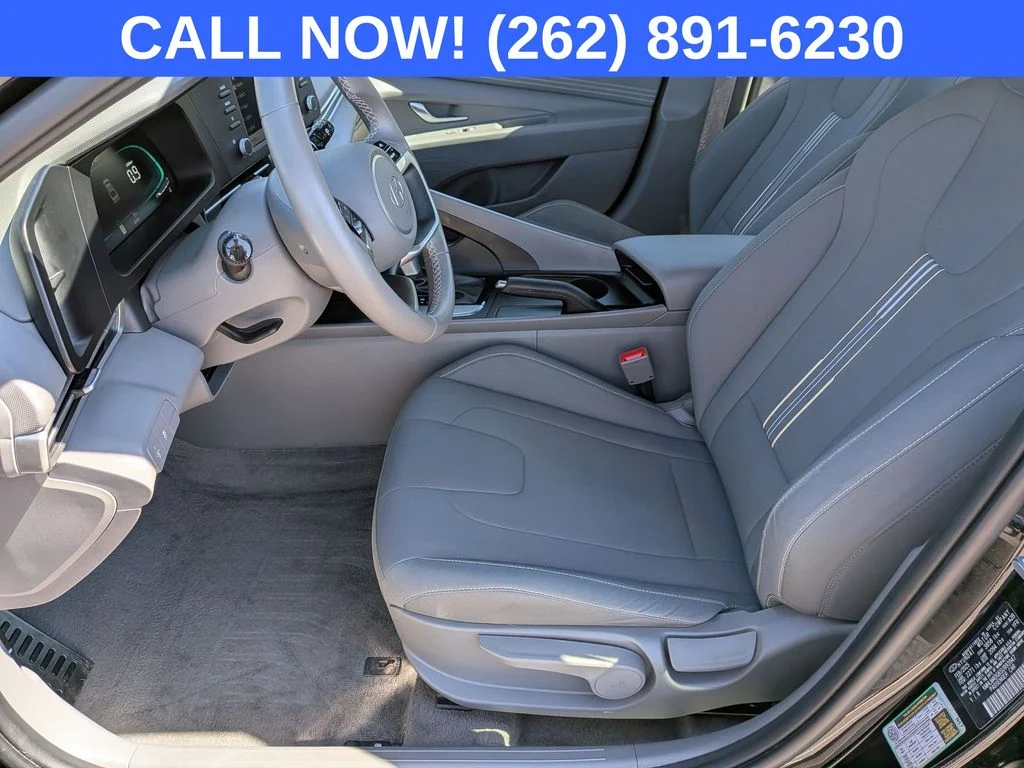 Used 2025 Black Hyundai SEL Sport image 11