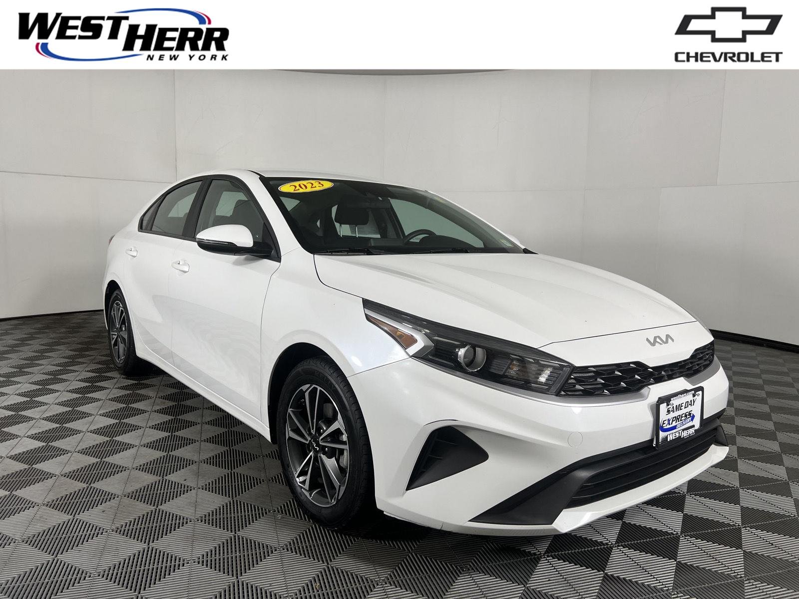 Used 2023 Snow White Pearl Kia LXS image 1