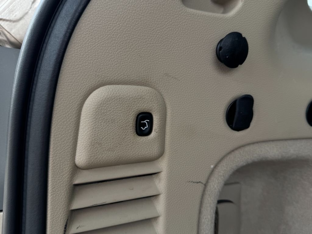Used 2014 Cashmere Jeep Overland image 12