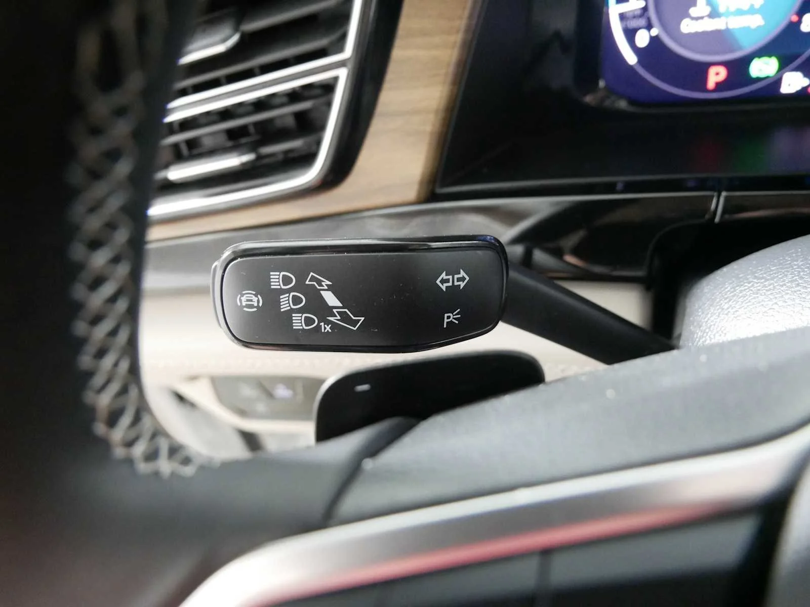 Used 2025  Volkswagen 2.0T SE image 31