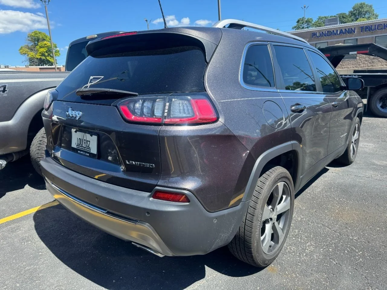 Used 2019 Granite Crystal Clearcoat Metallic Jeep Limited FWD image 10