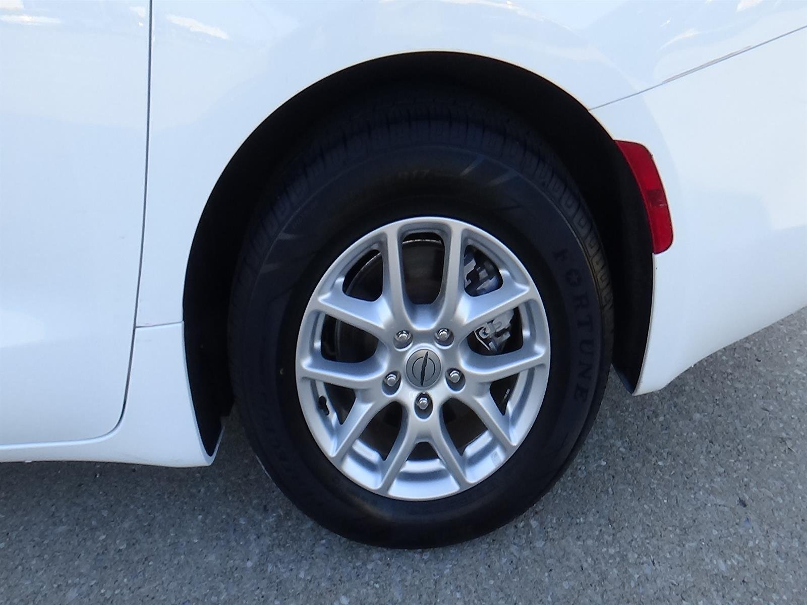 Used 2023 Bright White Clear Coat (pw7) Chrysler LX image 10