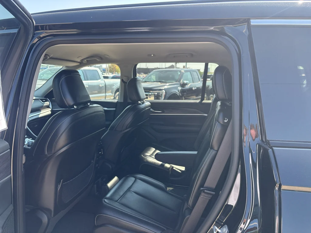 Used 2023 Diamond Black Jeep Limited image 11