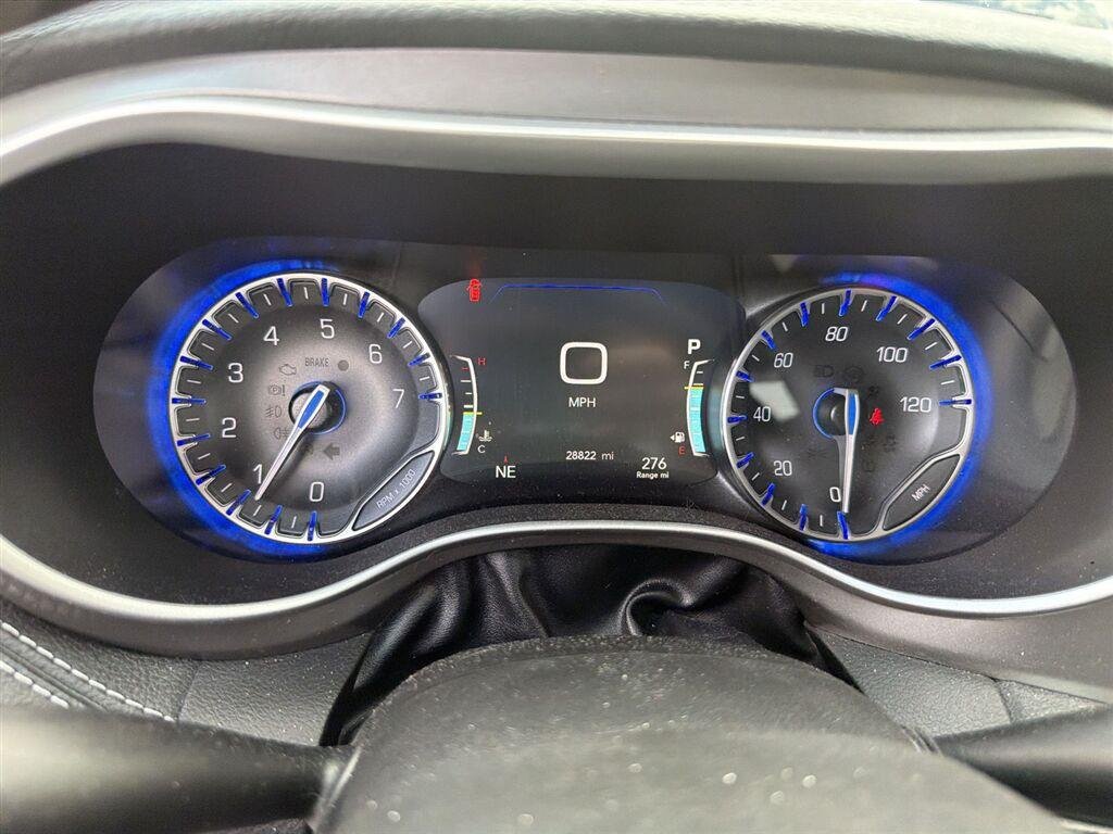Used 2022 Silver Mist Clearcoat Chrysler Touring L image 4