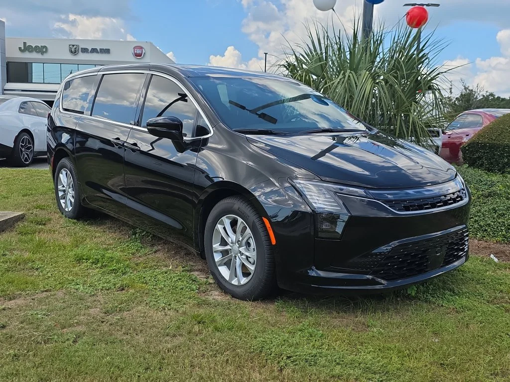 New 2027 Diamond Black Crystal Pearl-Coat Paint Chrysler Select image 8