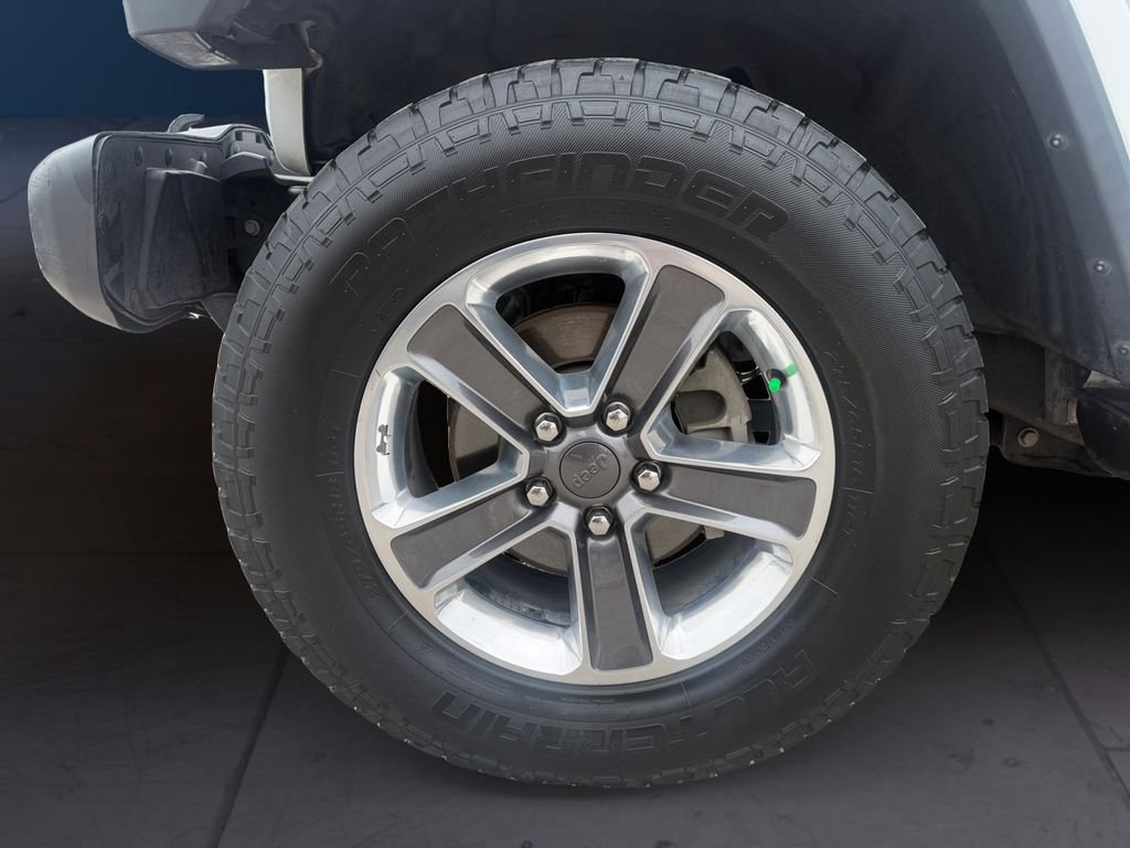 Used 2019 White Jeep Unlimited Sahara image 9