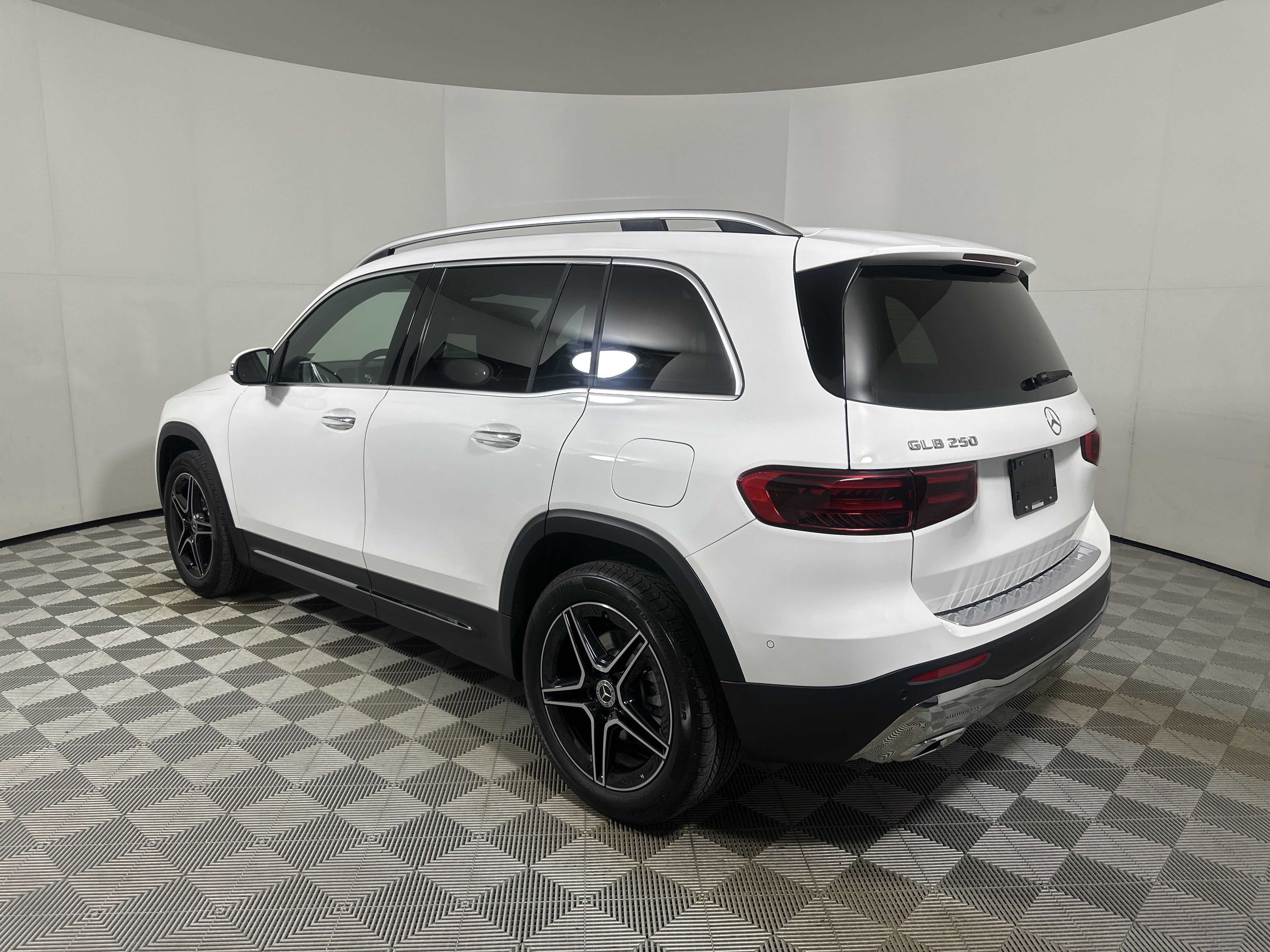 New 2026 Polar White Mercedes-Benz GLB 250 image 32