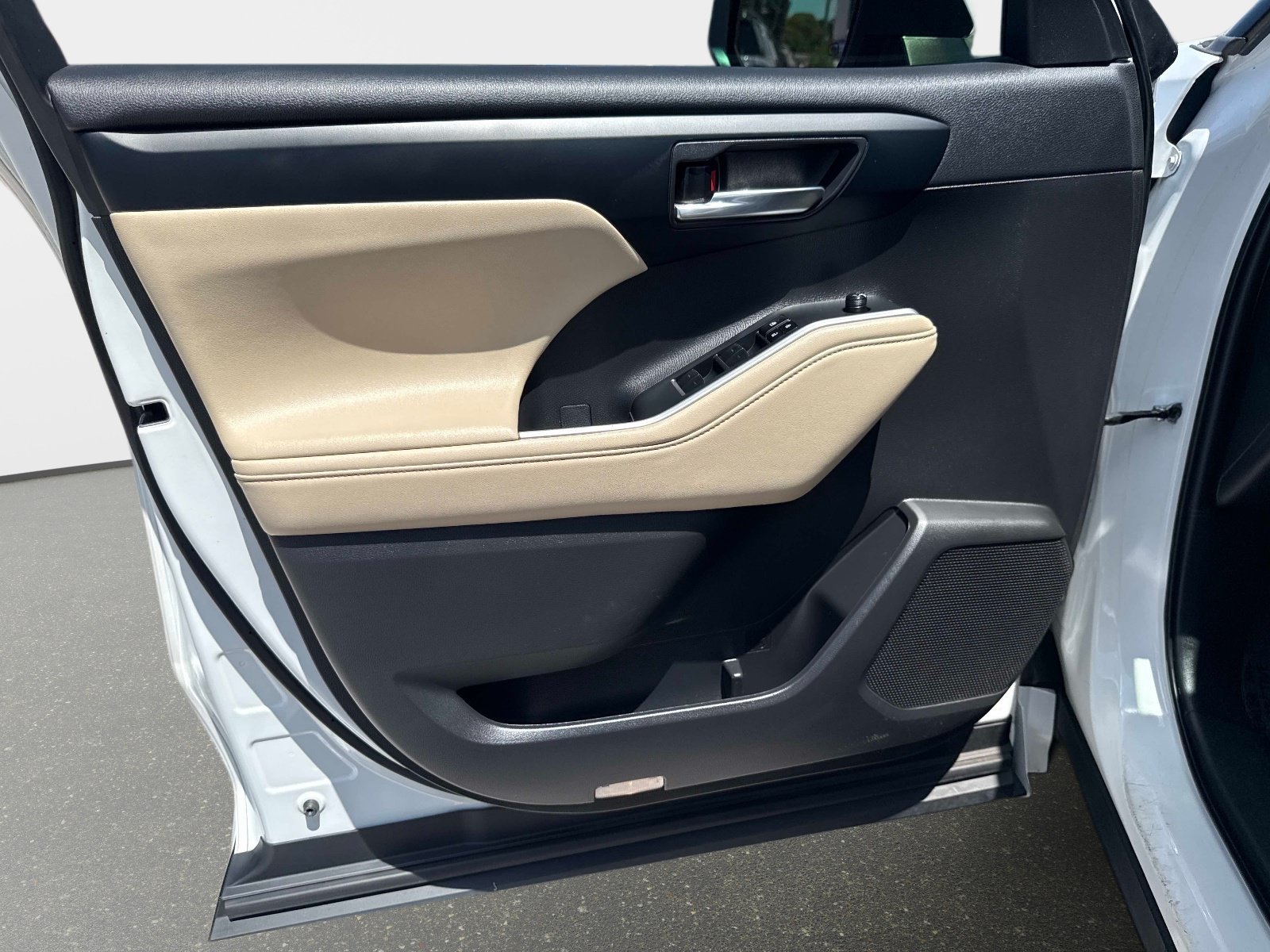 Used 2023 Wind Chill Pearl Toyota XLE image 16