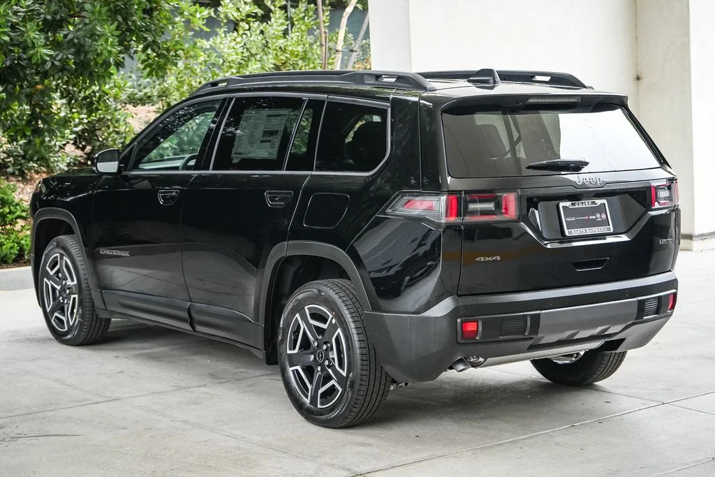 New 2026 Diamond Black Crystal Pearlcoat Jeep Limited image 4