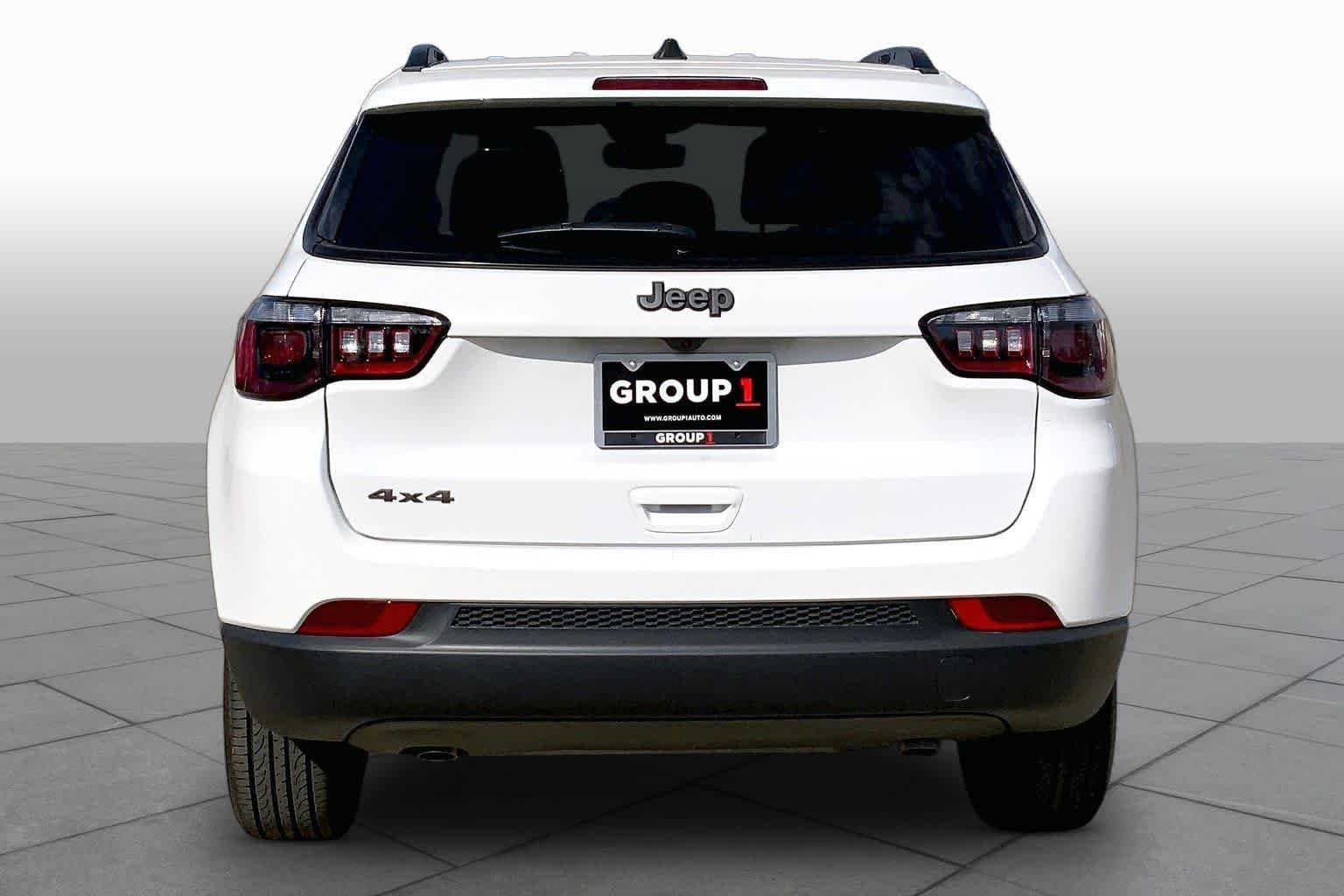 New 2026 Bright White Clearcoat Jeep Latitude Altitude image 4