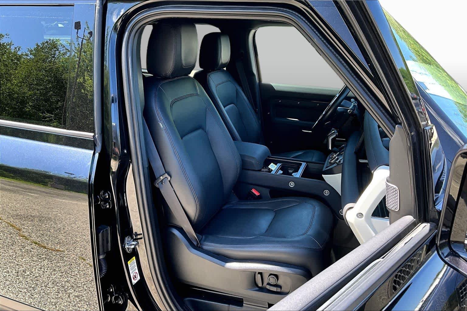 Used 2023 Santorini Black Metallic Land Rover SE image 8