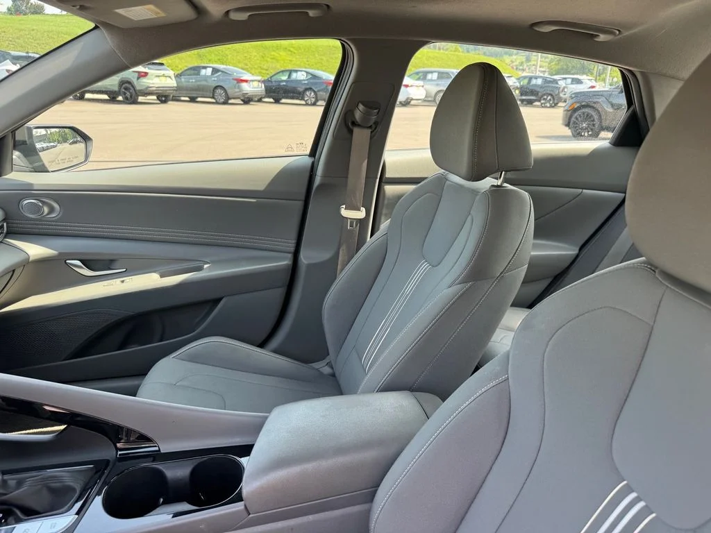 Used 2025 Black Hyundai SEL Convenience image 10