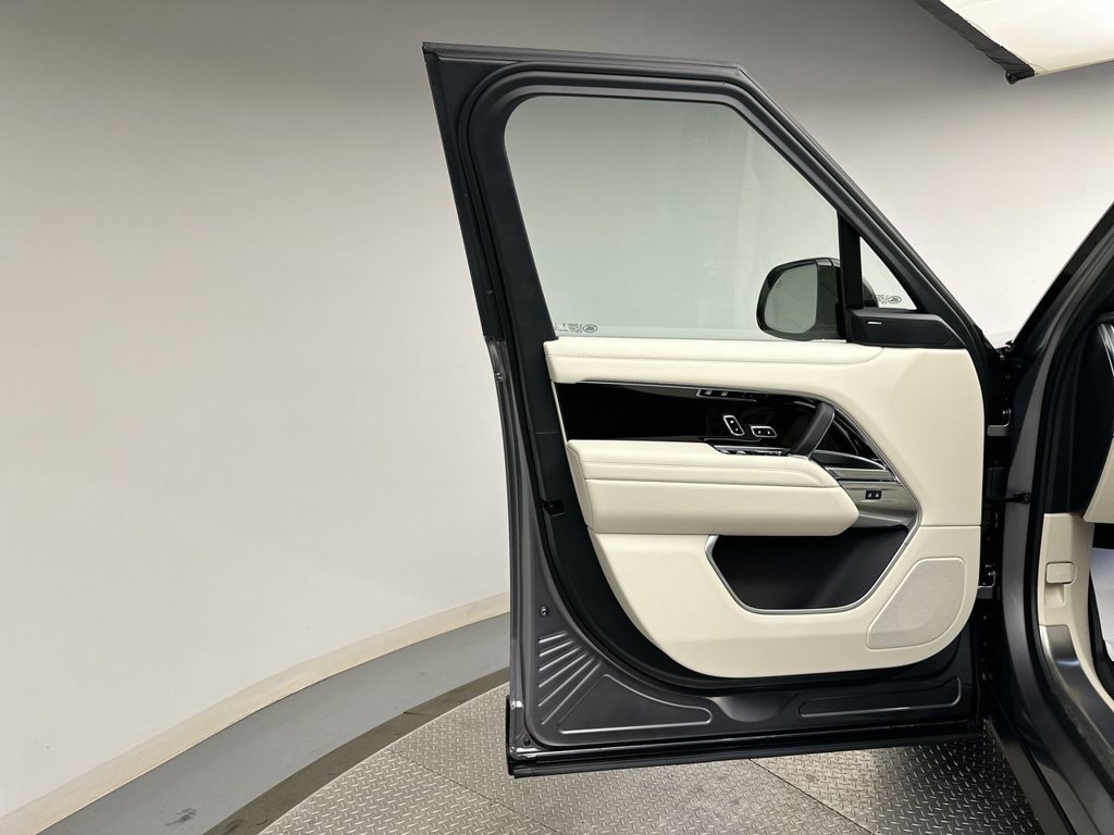 Used 2024  Land Rover SE image 14